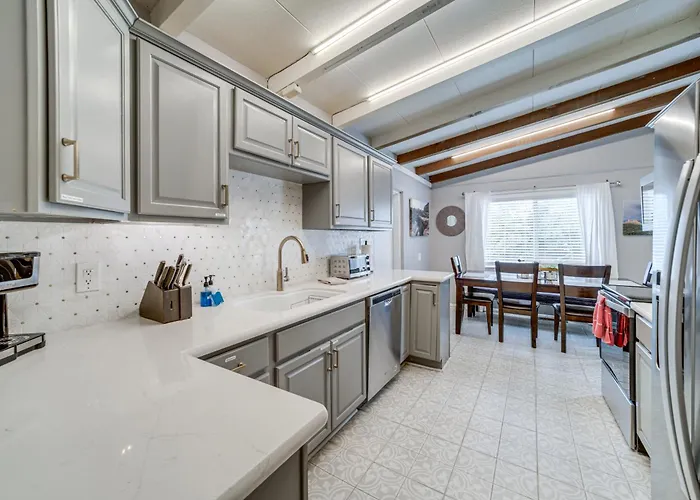 Hébergement de vacances Pet-friendly Home: Hot Tub, Walk To Trails! *