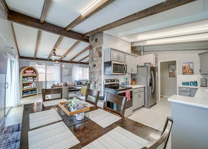 Pet-friendly Home: Hot Tub, Walk To Trails! Hébergement de vacances *