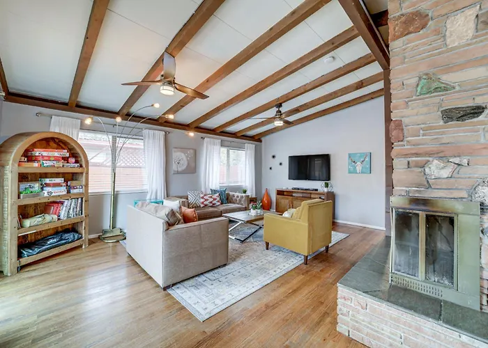 Pet-friendly Home: Hot Tub, Walk To Trails! *