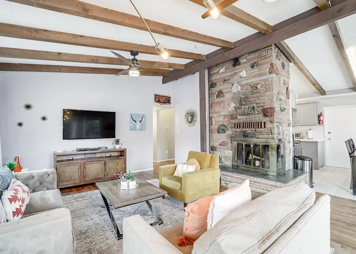 Pet-friendly Home: Hot Tub, Walk To Trails! *